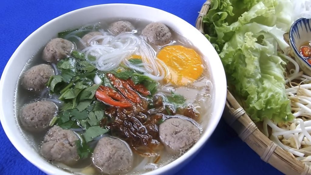 Hủ tiếu Sài Gòn không chỉ là một món ăn mà còn là một phần không thể thiếu của văn hóa và cuộc sống hàng ngày của người dân Sài Gòn. Hương vị đặc trưng và đa dạng,  một biểu tượng ẩm thực của thành phố này. 